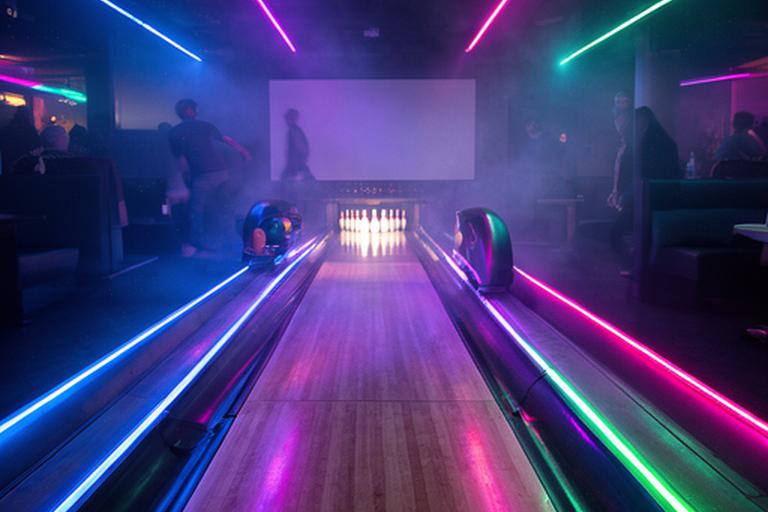 Bowlingbahn im Disco-Modus mit farbigen LED-Lichteffekten entlang der Bahn