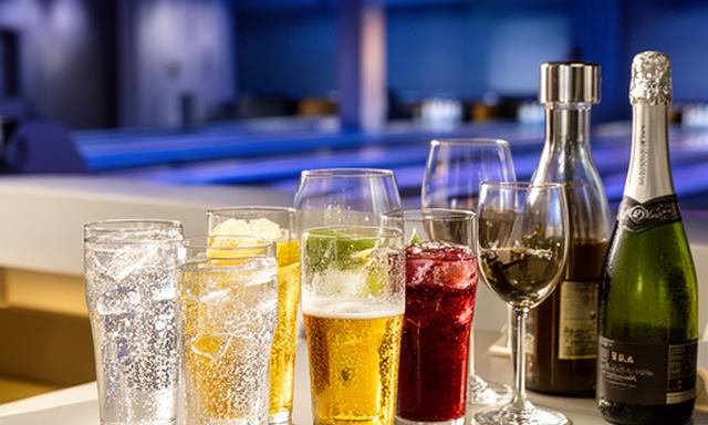 Gläser mit Softdrinks, Bier und Sekt an einer Snackbar für ein Business Event