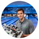 Amse Simioniuc bei der technischen Betreuung einer Bowlingbahn